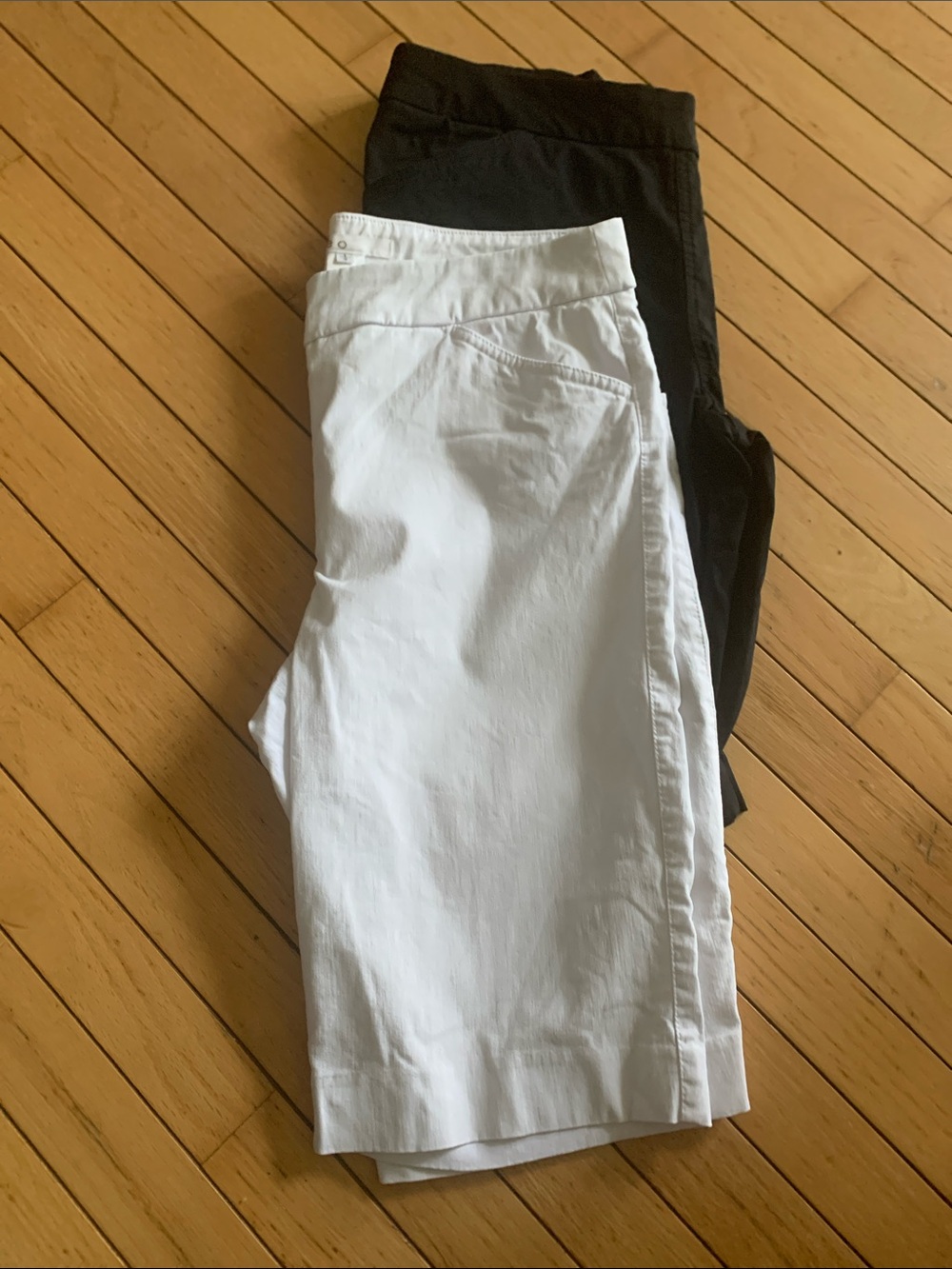 2 pairs Cleo Bermudan shorts size L